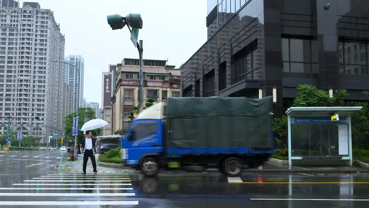 《豆腐媽媽》導入AI技術與動畫特效拍攝撞車戲，大幅提升畫面張力，同時兼顧演員拍攝安全。民視提供