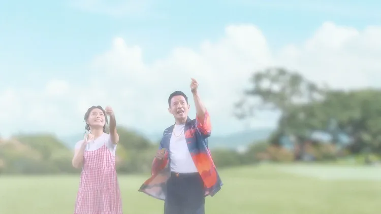 王耿豪（右）與方琦劇中上演劇中放風箏橋段，象徵父女和解及情感釋放。民視提供