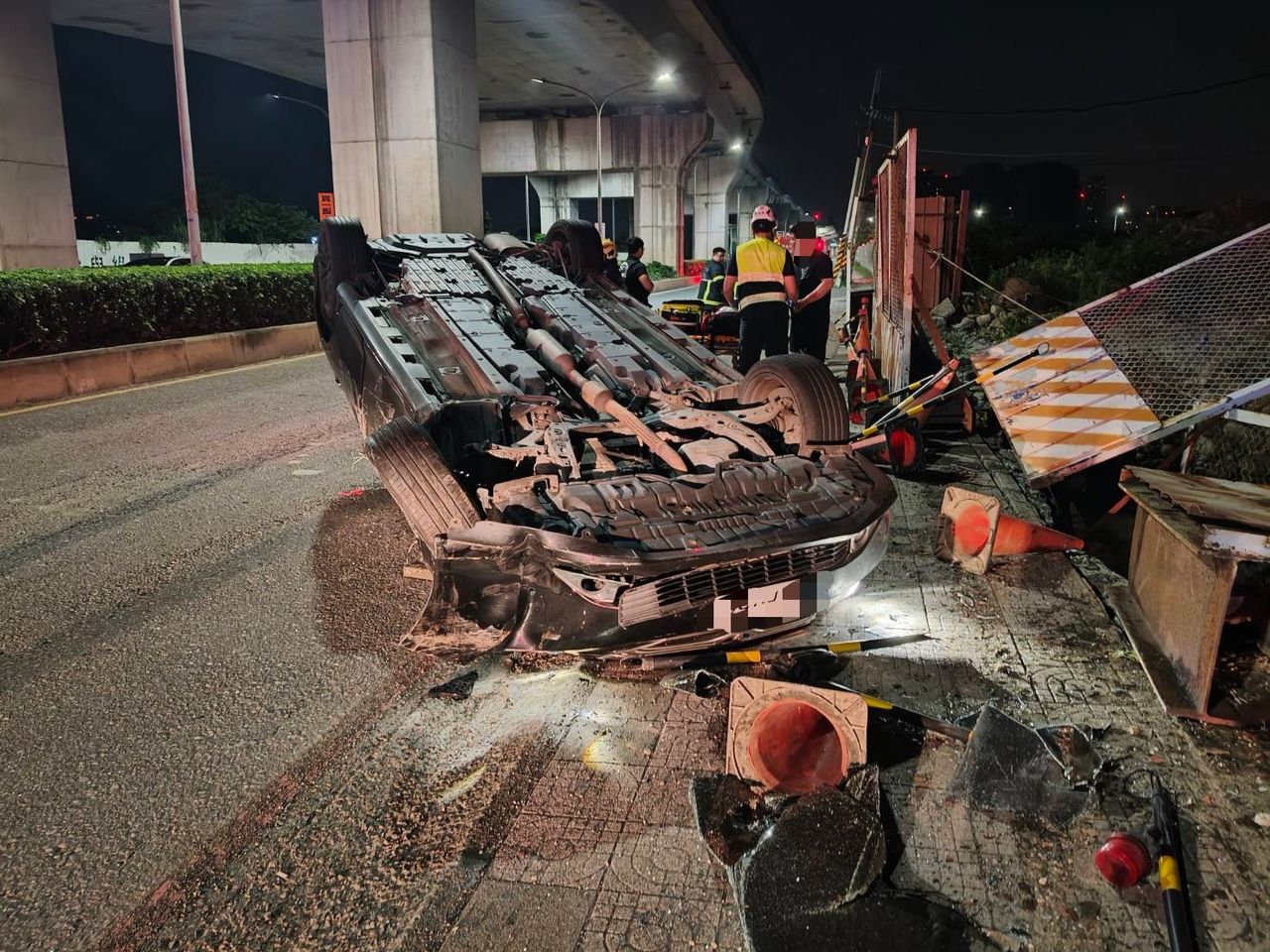 泰山凌晨驚傳翻車!變換車道擦撞轎車四輪朝天 撞毀路旁柵欄畫面曝