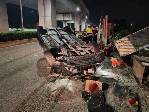 泰山凌晨驚傳翻車！變換車道擦撞轎車四輪朝天　撞毀路旁柵欄畫面曝