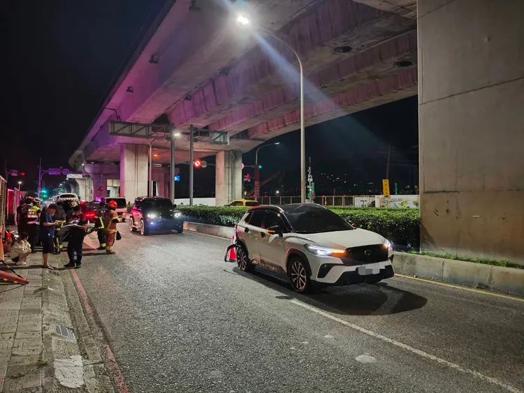 新北市泰山區新北大道與新生路口今（23）日凌晨發生兩車碰撞事故，一旁鐵柵圍欄遭毀。翻攝畫面