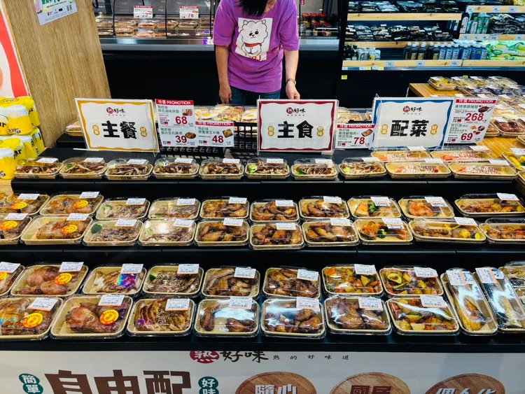 因世足賽事直播多接近三餐、宵夜時段，特別推出熟食優惠。家樂福提供
