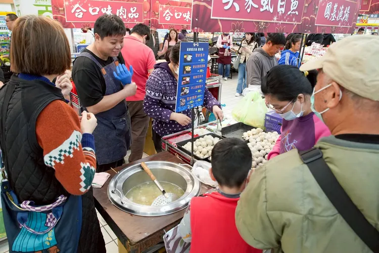 南雅店、桃園店賣場內引進「小農假日最強展銷會」。愛買提供