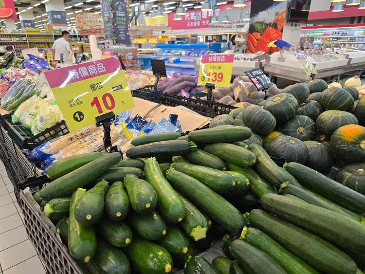 全台門市即日起至6月15日推出櫛瓜、洋蔥只要10元破盤價。愛買提供