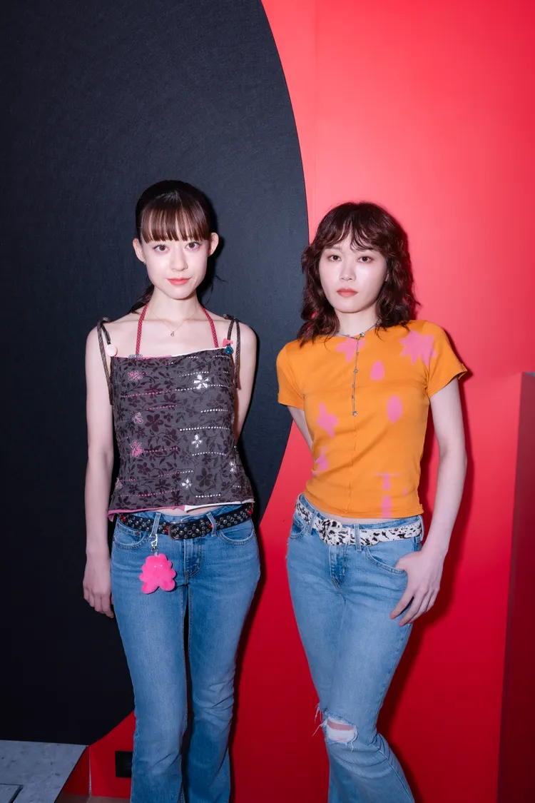 吉他手塩塚MOEKA（左）、貝斯手河西YURIKA今天受訪，許願到台北小巨蛋開個唱。索尼音樂提供