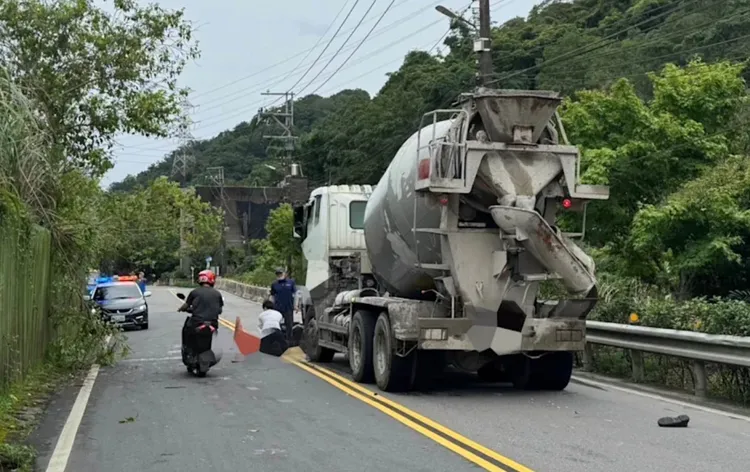 三峽區46歲騎士倒地命危急救中。翻攝畫面