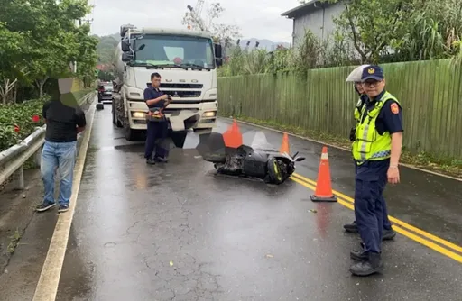 超車不慎釀悲劇！　三峽男騎士捲預拌車底命危送醫搶救