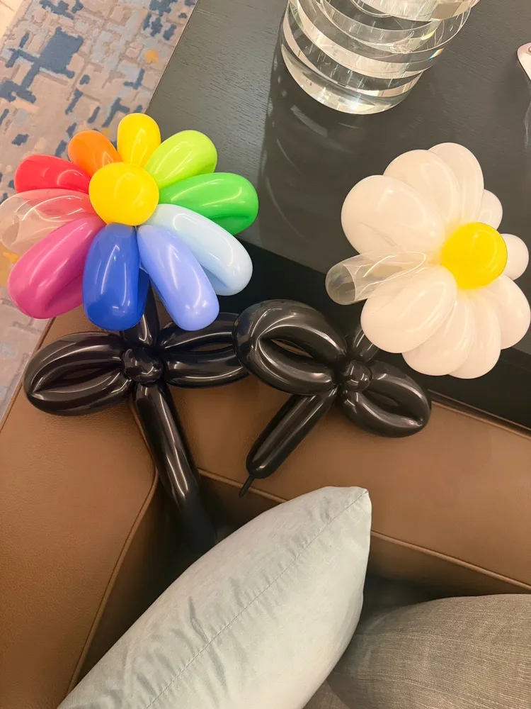GD的小雛菊手燈造型氣球。翻攝寬魚國際臉書