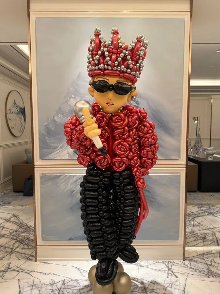 主辦單位打造GD Q版造型氣球迎接，造型來自巡演服裝玫瑰花外套和王冠。翻攝寬魚國際臉書