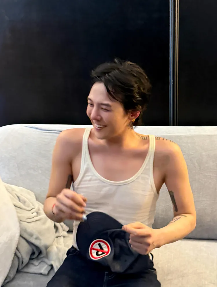 GD被高雄熱到，只穿著白色吊嘎。翻攝8lo8lo8lowme IG