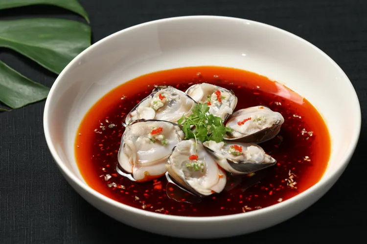 晶華軒夏季新菜紅油浸宜蘭粉蛤。業者提供