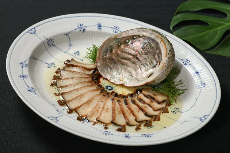 晶華軒夏季新菜醬滷澳洲黑金鮑。業者提供