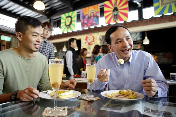 穎村食光的窯烤的披薩、烤雞及麵包令人垂涎三尺，連新北市前市長朱立倫都讚不絕口。觀光局提供