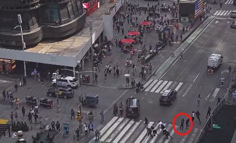 尼克封王遊行!紐約時報廣場爆槍響 驚悚瞬間曝