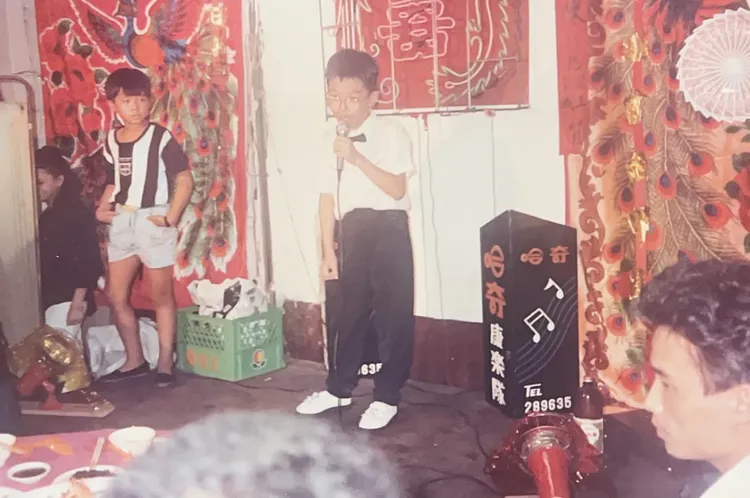 許志豪（中）分享童年演出照，左邊長相俊秀的小男孩竟是羅志祥。許志豪提供