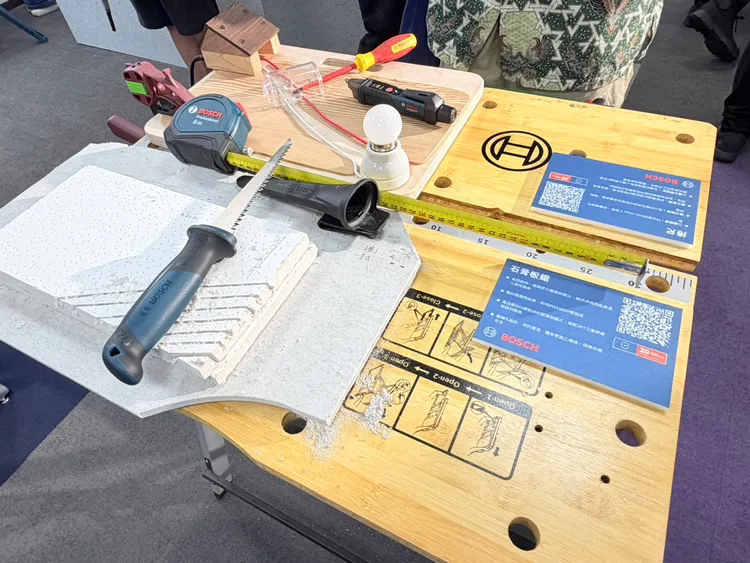 博世現場設置手工具實作展示區，展出捲尺、鋸具、起子與測量工具等新品，強調耐用性、操作手感與人體工學設計。趙筱文攝
