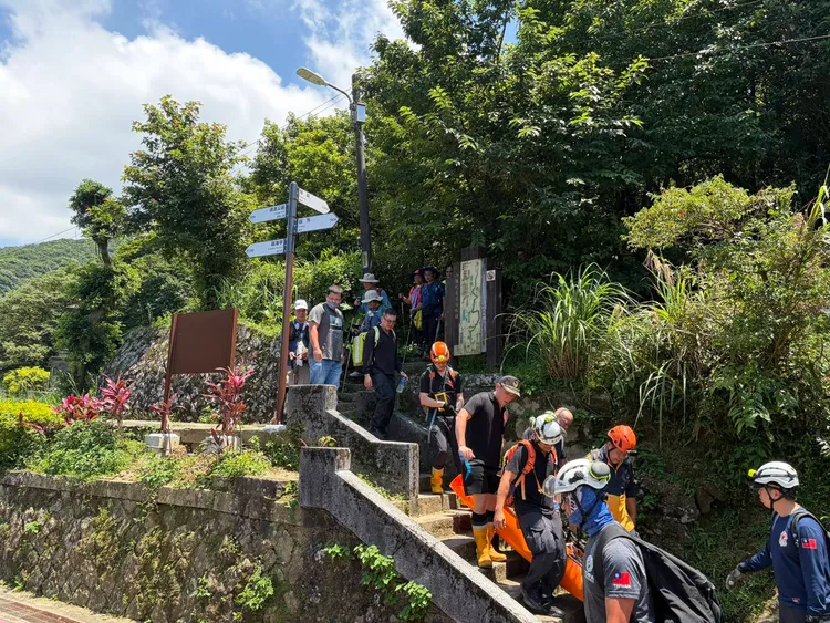 李女傷勢較重被用擔架運送下山送醫已脫險，另3人無大礙。翻攝畫面