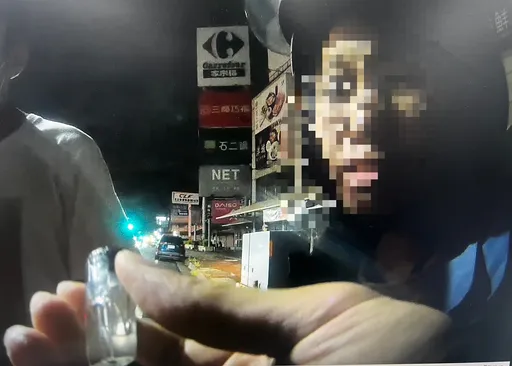 遇警巡邏慌了！女乘客丟包隨身物品　一查竟是喪屍菸彈