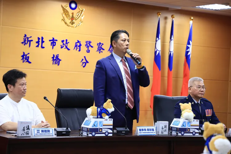 品豐大中華證券投資顧問股份有限公司董事長蔡彰鍠致詞，並捐贈新北市警察局30萬警政基金。警方提供