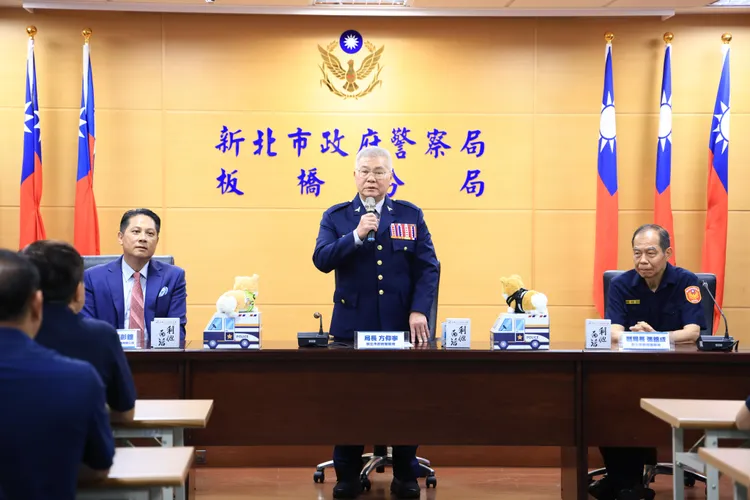 新北市警察局局長方仰寧致詞感謝品豐大中華證券投資顧問股份有限公司董事長蔡彰鍠。警方提供
