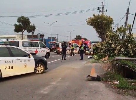 台中梧棲嚴重車禍! 轎車翻覆卡路樹電桿成廢鐵 一死兩命危