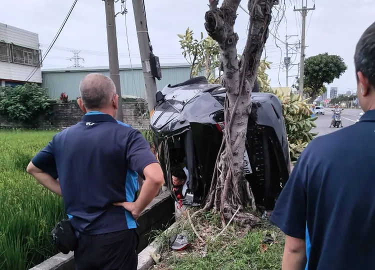 其中一輛轎車「卡」進路樹、電線桿間，幾乎成為廢鐵。民眾提供