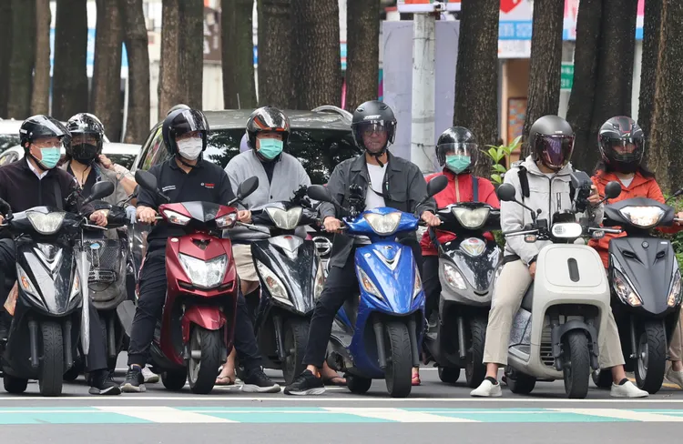 無論騎電動機車或燃油機車，都涉及長期交通成本考量。莊宗達攝
