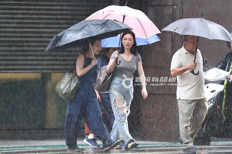 王俐人（中）沿途不停和經紀人談話。特勤中心攝