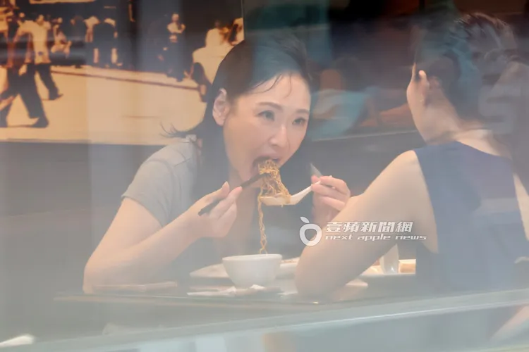 王俐人邊吃廣州炒麵繼續和經紀人開會。特勤中心攝