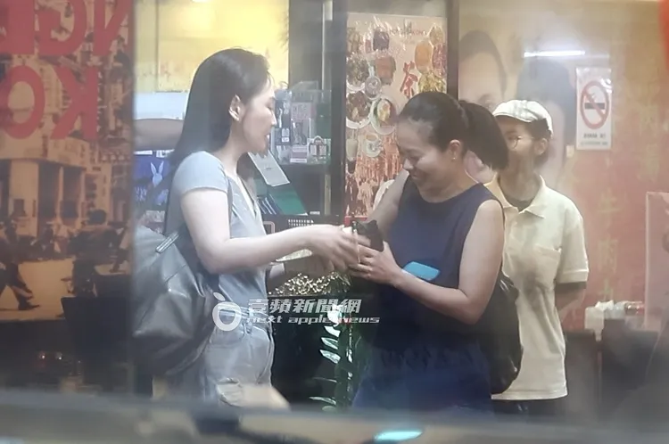 大快朵頤1小時後，王俐人（左）掏出皮夾埋單，被民眾認出。特勤中心攝