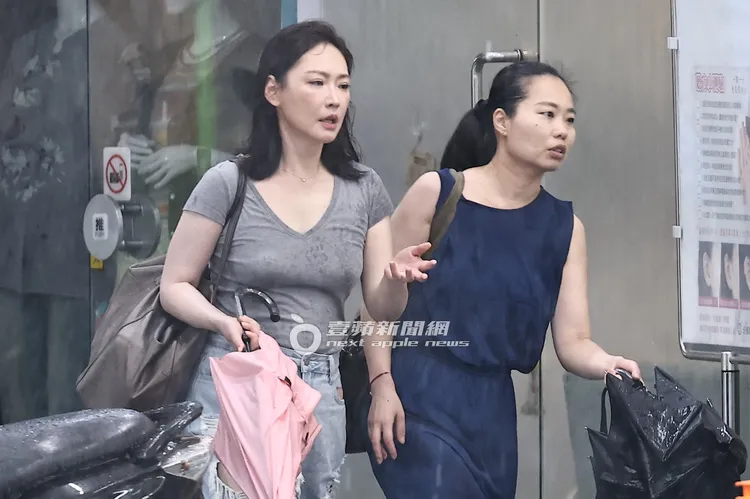 王俐人（左）衣服貼身，美胸吸睛。特勤中心攝