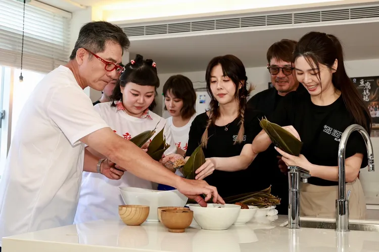 兩劇主要演員PK包粽子。民視提供