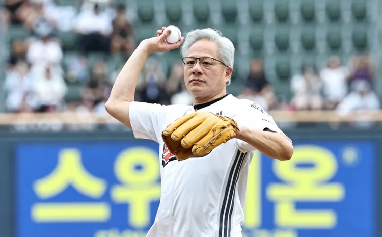 黃仁勳今擔任斗山熊的開球嘉賓。翻攝韓聯社