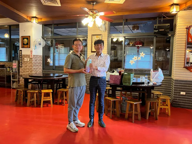 台中第三警分局警察節舉辦登山常訓及敘餐，鍛鍊體力外也吃美食固好心情。翻攝畫面