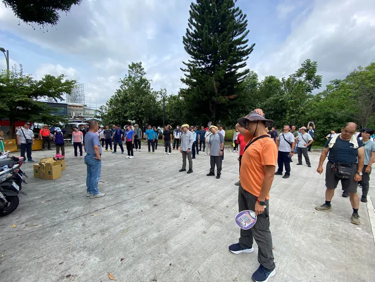 台中第三警分局警察節舉辦登山常訓及敘餐，鍛鍊體力外也吃美食固好心情。翻攝畫面