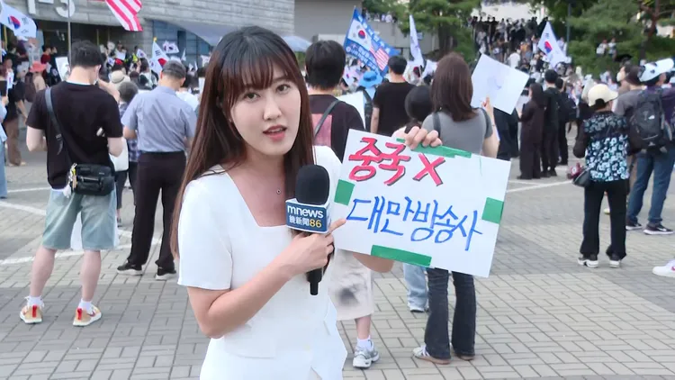 韓國民眾熱心幫忙用韓文寫下「台灣媒體採訪中」告示，避免被誤會是中國。鏡新聞提供