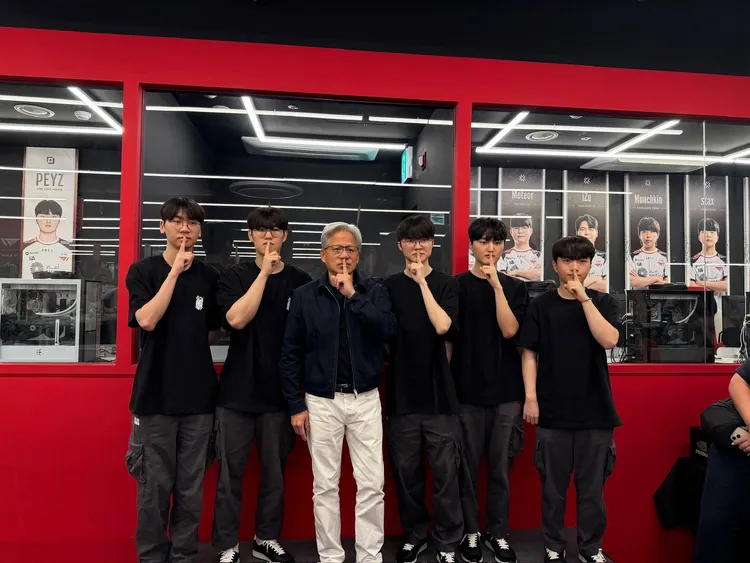 黃仁勳（左三）與T1戰隊比出Faker的招牌姿勢。翻攝X@NVIDIAGeForce