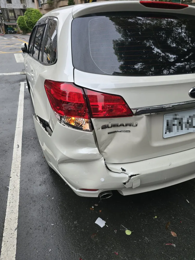 高山峰車屁股被追撞。翻攝高山峰臉書
