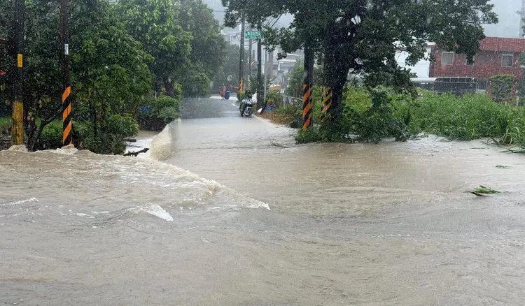 新竹縣在短時間內降下龐大雨量，成諸多地區出現道路積淹水。鄭朝方臉書