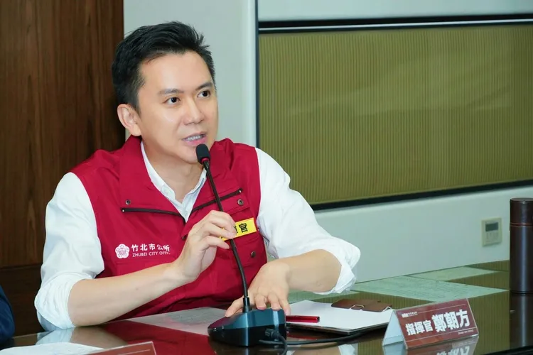 竹北市長鄭朝方稍早透露，自己與公所團隊是在上午8點50分「看縣長臉書才知道被授權」。鄭朝方臉書