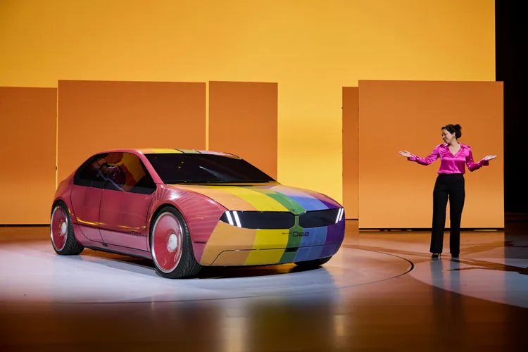 2023年CES，BMW與E Ink元太科技進一步推出BMW i Vision Dee，將車體色彩科技推向全新境界。業者提供