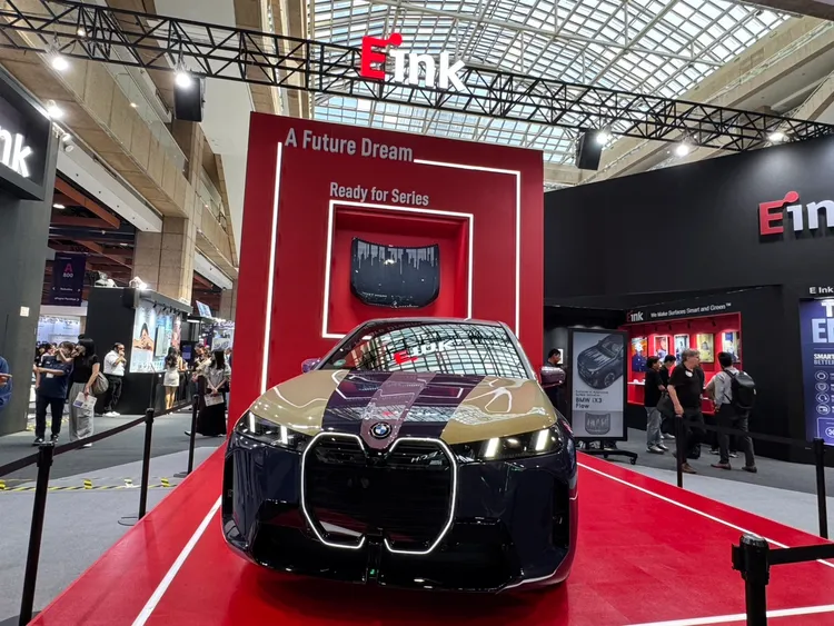 BMW於COMPUTEX 2026展演智慧表面科技的發展藍圖，現場除了展示BMW iX3 Flow Edition所採用的電子紙引擎蓋結構，更首度公開全車包覆3D曲面彩色電子紙的BMW彩色可變色電子紙概念車。業者提供