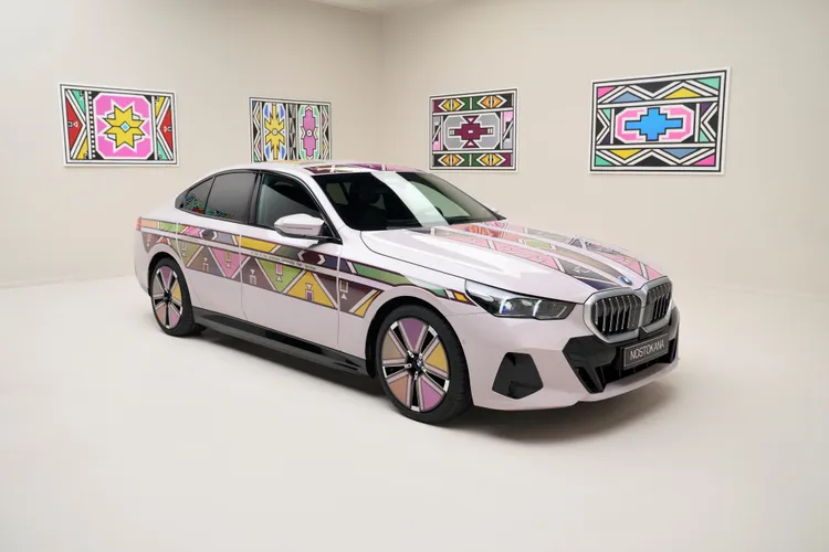 隨著技術持續突破，雙方於2024年洛杉磯Frieze藝博會發表BMW i5 Flow NOSTOKANA，向南非傳奇藝術家Esther Mahlangu創作的BMW Art Car致敬。業者提供