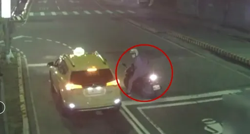按一聲喇叭引爆怒火！騎士路口攔計程車理論　警深夜到場排解