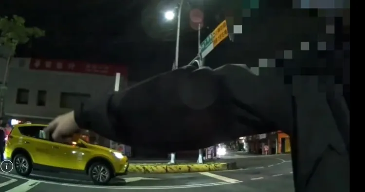 機車騎士指控運將亂按喇叭，涉及逼車；運將則反控對方在路中間煞車，只是提醒。翻攝畫面