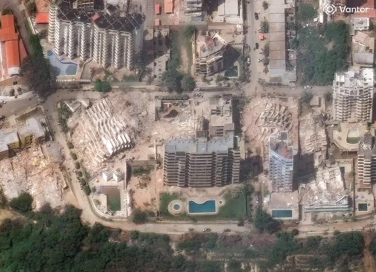 許多建築被震垮。路透