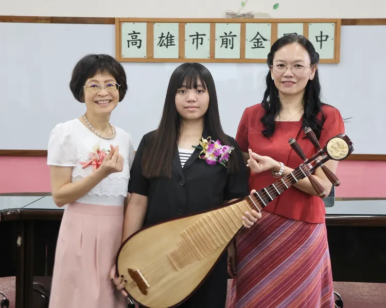前金國中黃微雅校長（左）肯定洪楚釉同學（中）在逆境中持續努力。右為教務主任游惠雯。翻攝畫面
