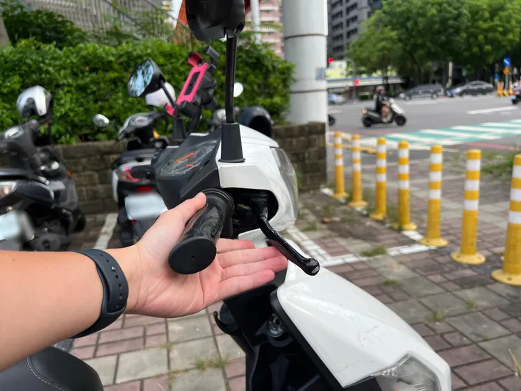 陳男愛車後照鏡竟被謝男騎車擦撞，造成損傷。翻攝畫面