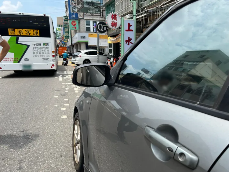 陳男愛車後照鏡竟被謝男騎車擦撞，造成損傷。翻攝畫面