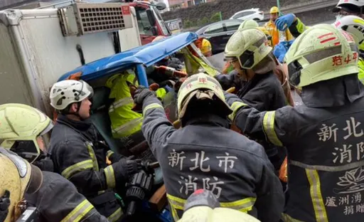 國1汐五高架4車連環撞　受困貨車司機雙腿骨折命危搶救中